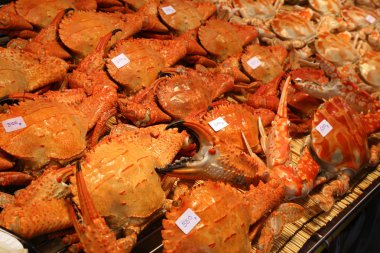 Markette kızarmış yengeç.