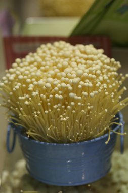 Enoki mantarları tencereye ekilir.