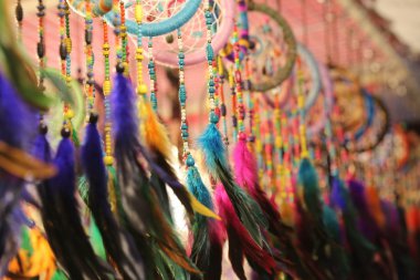 Dükkanda renkli tüy