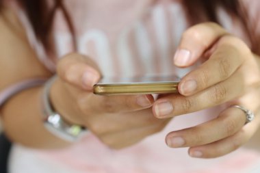 Asyalı kadınlar akıllı telefon kullanıyor