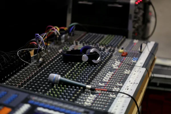 Ses Karıştırıcı Tahtası Kulaklık Stüdyoda — Stok fotoğraf