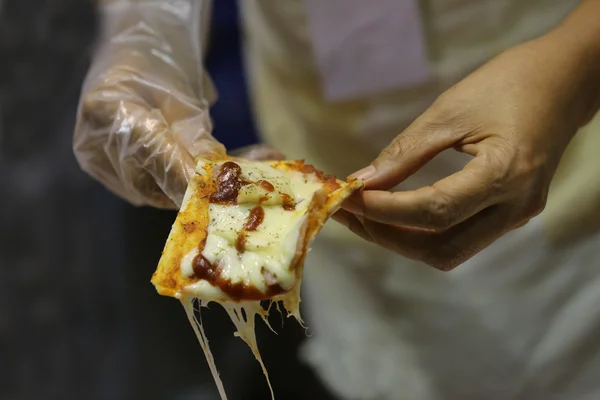 Рука Тримає Шматочок Запеченої Піци — стокове фото