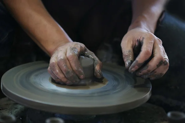 Mãos Trabalhar Roda Cerâmica — Fotografia de Stock