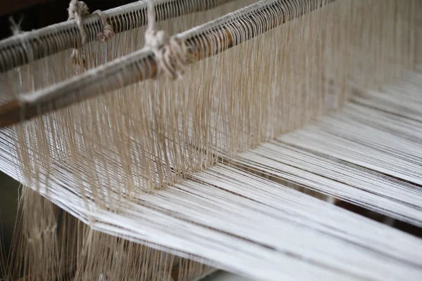 Dokuma tezgahında pamuk