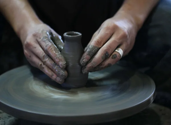 Mãos Trabalhar Roda Cerâmica — Fotografia de Stock