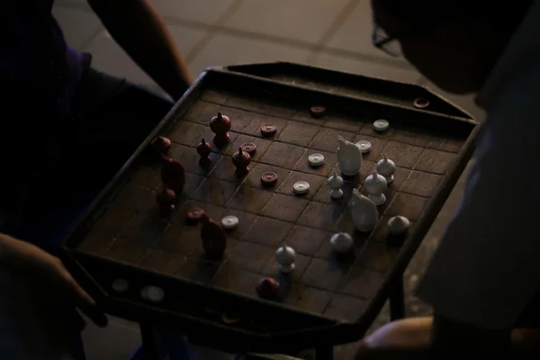 Mann Spielt Thai Schach Club — Stockfoto