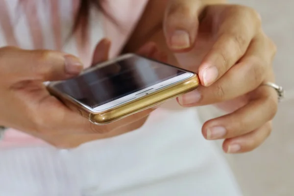 Las Mujeres Jóvenes Sostienen Mano Teléfono Inteligente —  Fotos de Stock