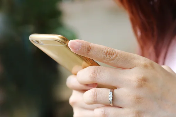 Asia Mujeres Utilizando Teléfono Inteligente —  Fotos de Stock