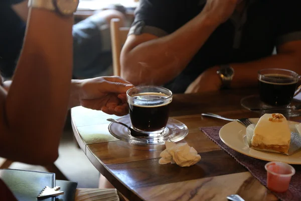 Retro Farbton Menschen Mit Schwarzer Kaffeetasse — Stockfoto