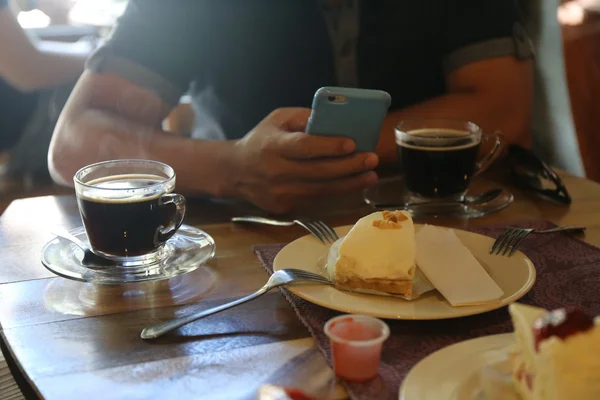 Retro Farbton Menschen Mit Schwarzer Kaffeetasse — Stockfoto