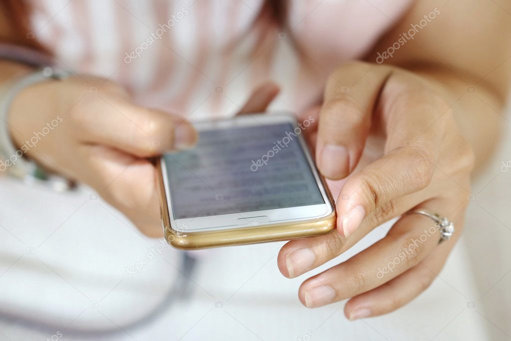 young women hand hold smart phone