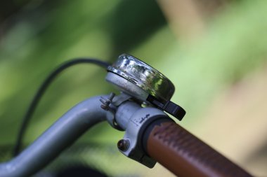 Eski model bisikletin deri sapı