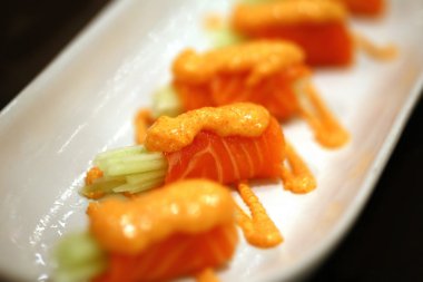 Somon balığı tabakta yuvarlanıyor.