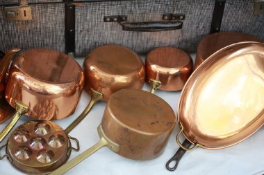Klasik bakır mutfak gereçleri masaya dizildi