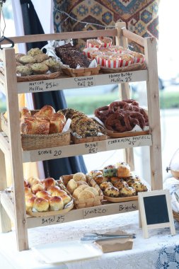 Rafta ekmek, pastane