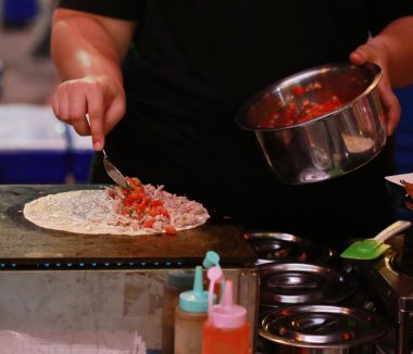 El yapımı Maxican yemeği, takolu tabak, tortilla cipsi ve domates sosu.