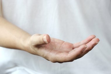arkaplana uzanan eller