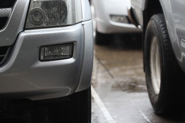 Yağmurlu yolda araba.