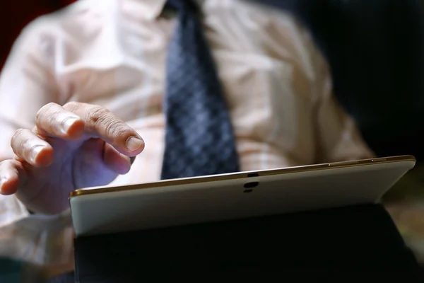 Zakenman Hand Tablet Gebruiken Voor Het Werk — Stockfoto