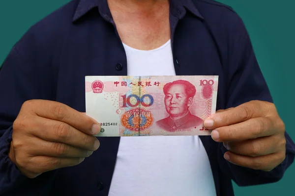 Geschäftsmann Hält Yuan Rmb Seinen Händen — Stockfoto