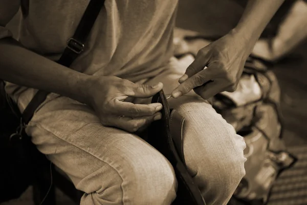 Hombre Mano Costura Zapato Cuero — Foto de Stock