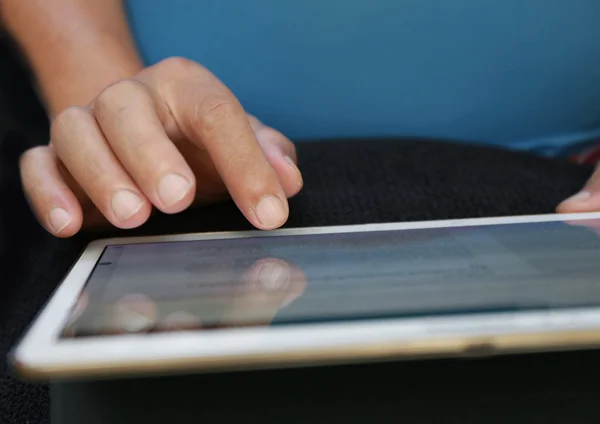 Empresario Que Utiliza Tableta Para Trabajo —  Fotos de Stock