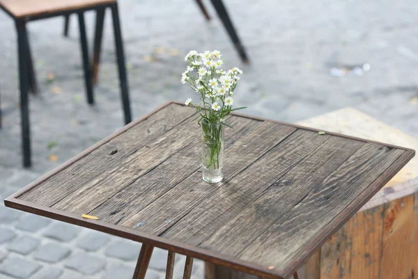 Vaso Flor Branca Mesa Madeira — Fotografia de Stock