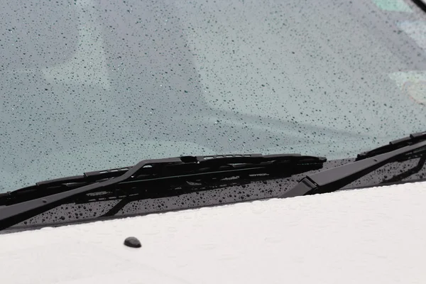雨天雨滴落在汽车玻璃上 — 图库照片