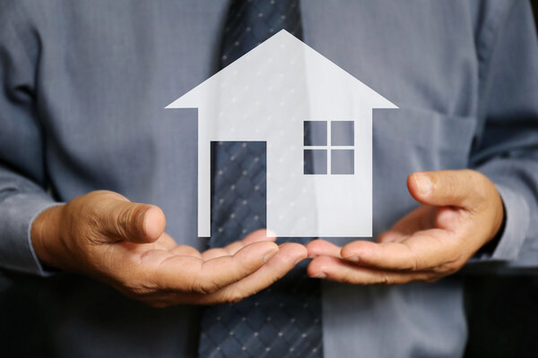 бизнесмен использует две ручные графики дома
