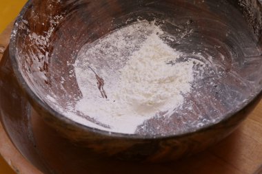 Tahta kasedeki toz, yemek pişirme