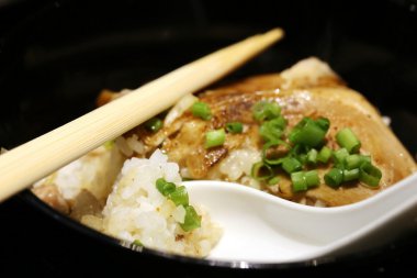 Pirinçli ızgara domuz eti, geleneksel Japon yemeği.