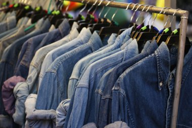 Dükkanda mavi kot pantolon