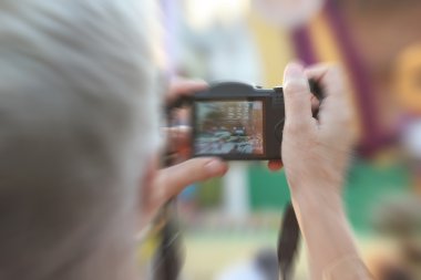 Bulanık insanlar fotoğraf çeker, açık hava parkında.