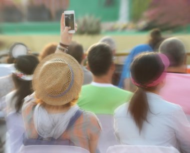 Açık hava parkındaki bulanık insanlar