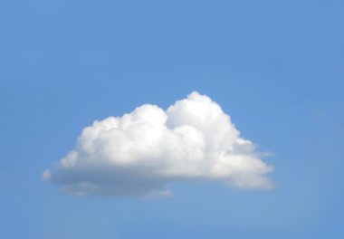 Bulutlu ve yaz mavi gökyüzü