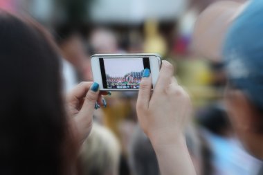 Bulanık insanlar fotoğraf çeker, açık hava parkında.