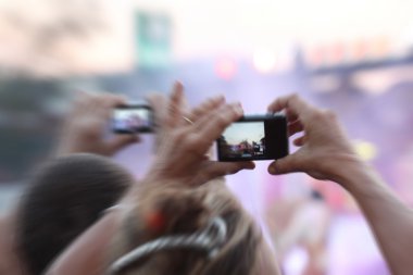 Bulanık insanlar fotoğraf çeker, açık hava parkında.
