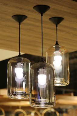 Tavana asılı fener.
