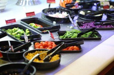 Restoranda salata barı