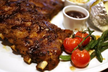 Biftek, bbq biftek ve domates tabağı.