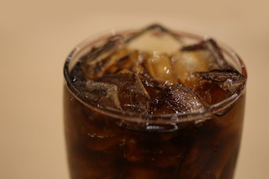 Buzlu kolayı bardakla kapat, soğuk içecekle.