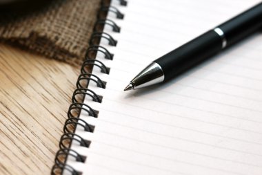 Ofis defteri, kalem, yakın plan.