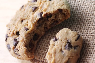 Yakın plan çikolatalı kurabiyeler.