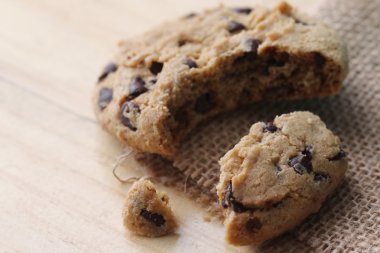 Yakın plan çikolatalı kurabiyeler.