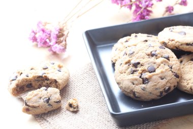 Tabakta ev yapımı çikolatalı kurabiye.