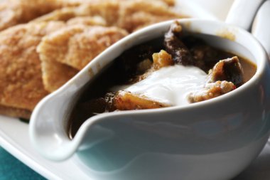 Massaman bifteği, ekmek tepsisi, Tayland yemeği.