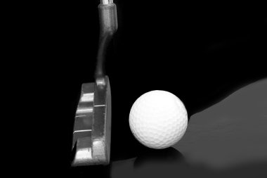 Yakın plan golf sopası başı ve topu.