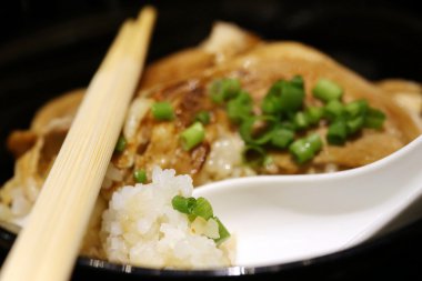 Pirinçli ızgara domuz eti, geleneksel Japon yemeği.