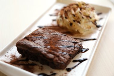 Brownie ve krema, fırın.