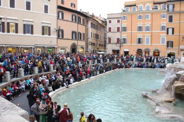 Roma, İtalya - 8 Nisan 2014: İnsanlar Roma'daki Trevi Çeşmesi ziyaret edin